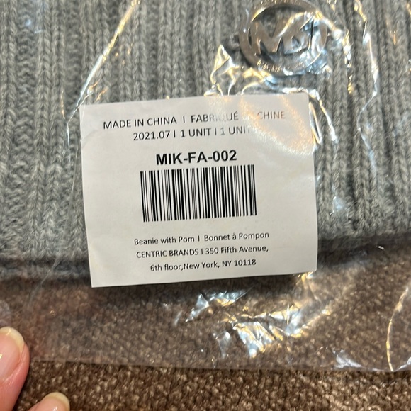 NWT MICHAEL Michael Kors Gray Knit Pom-Pom Hat - Picture 2 of 5